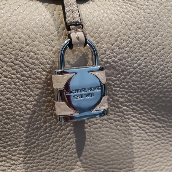 ❣️💫MARK DOWN 💫❣️Michael Kors cream Bag - Picture 13 of 13